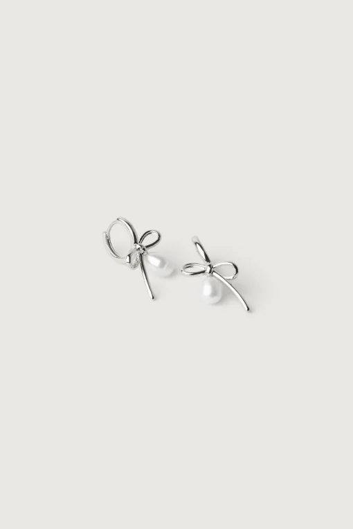 BOW AND PEARL HUGGIE HOOP