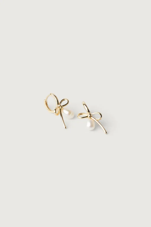 BOW AND PEARL HUGGIE HOOP