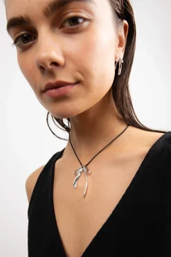 BOW NECKLACE