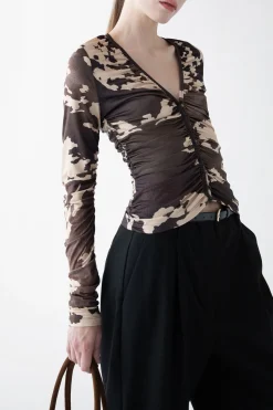 BUTTON FRONT V-NECK LONG SLEEVE TOP