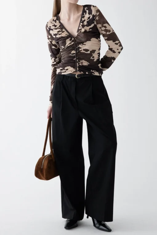 BUTTON FRONT V-NECK LONG SLEEVE TOP