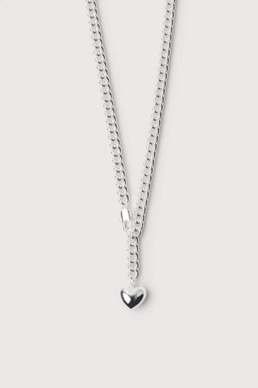 CURB CHAIN NECKLACE WITH HEART PENDANT