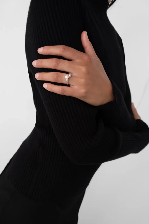 CURVED RING WITH PEARL