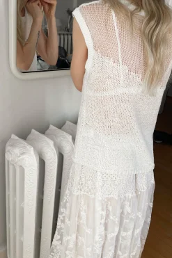 DISTRESSED SLEEVELESS SWEATER