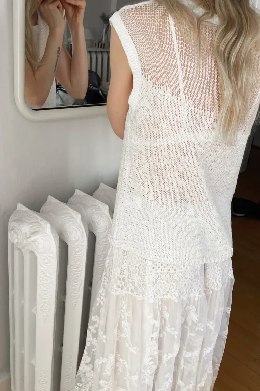 DISTRESSED SLEEVELESS SWEATER
