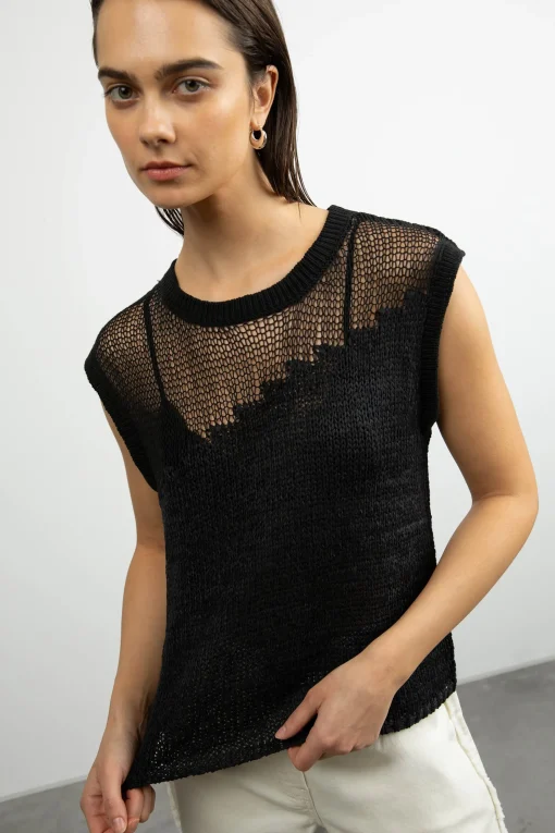 DISTRESSED SLEEVELESS SWEATER