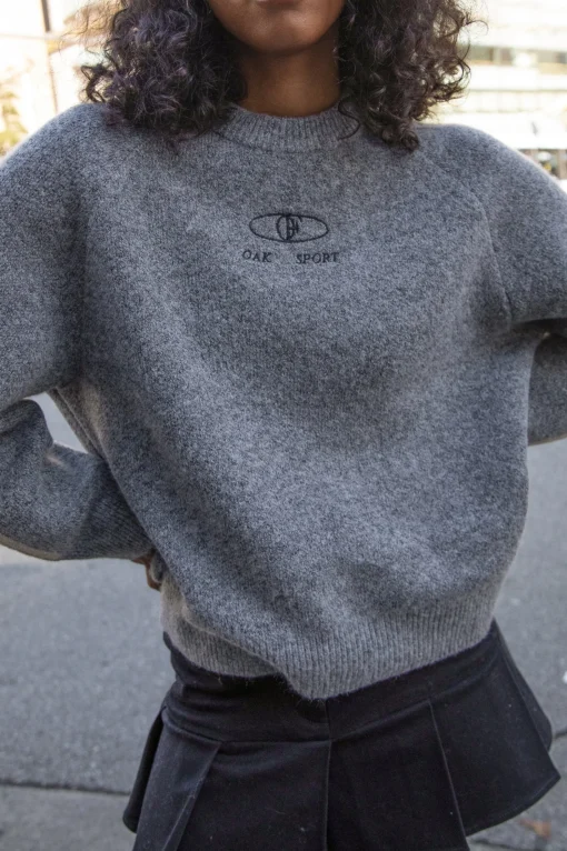 EMBROIDERED OAK SPORT SWEATER