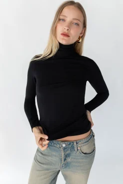 FINE KNIT TURTLENECK TOP