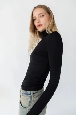 FINE KNIT TURTLENECK TOP