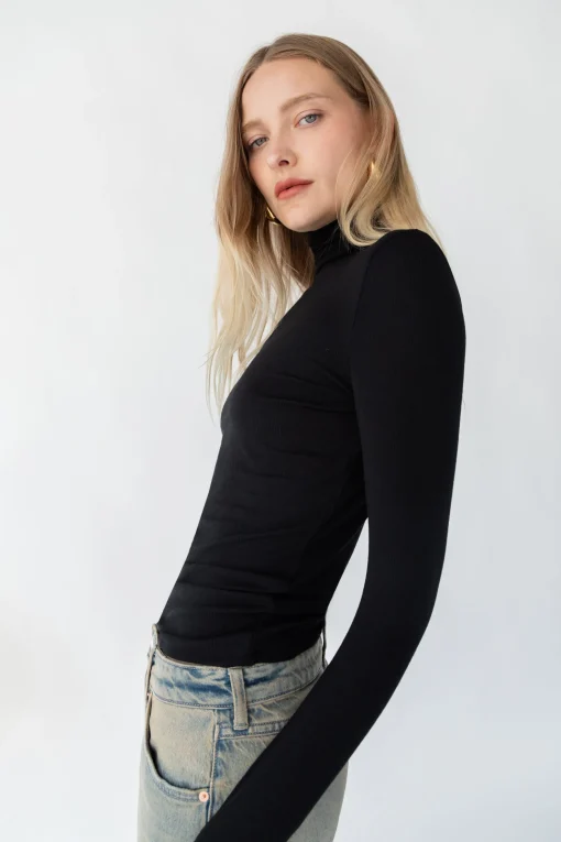 FINE KNIT TURTLENECK TOP