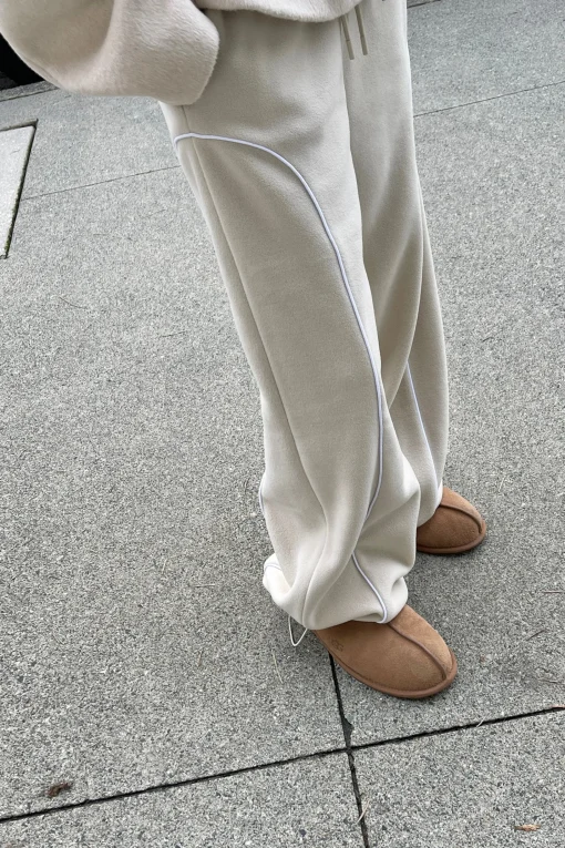 FLEECE PANT WITH CONTRAST PIPING