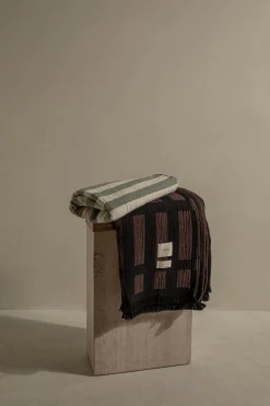 FRACTA COTTON THROW