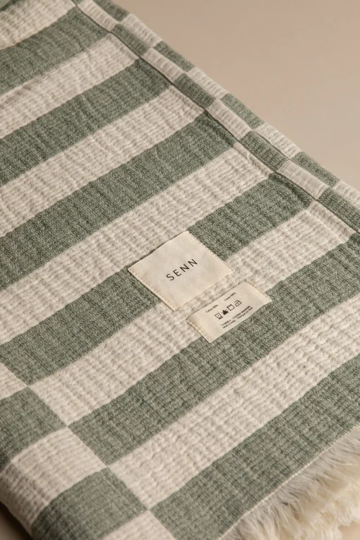 FRACTA COTTON THROW