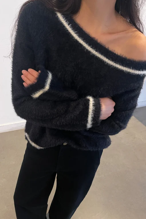 FUZZY CONTRAST DETAIL SWEATER