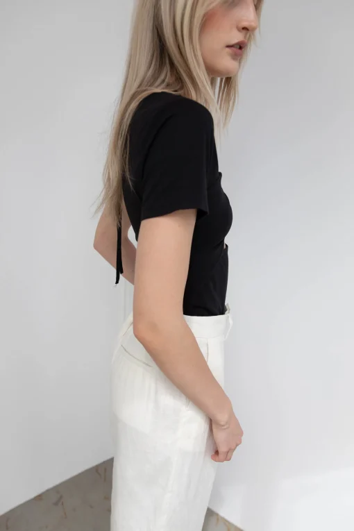 HALTER NECK CUTOUT TEE