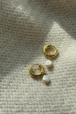 HUGGIE HOOP WITH PEARL PENDANT