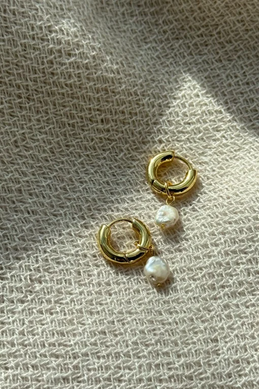 HUGGIE HOOP WITH PEARL PENDANT