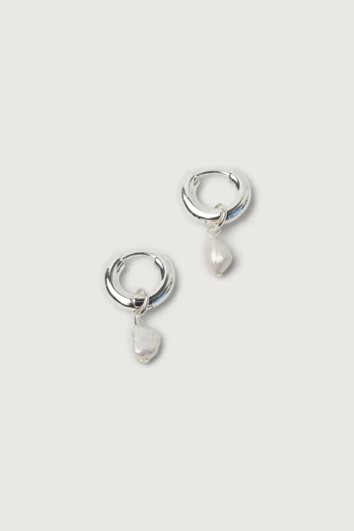 HUGGIE HOOP WITH PEARL PENDANT