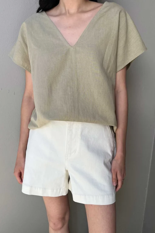 LINEN BLEND V-NECK BLOUSE