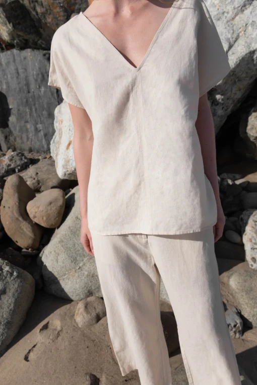 LINEN BLEND V-NECK BLOUSE