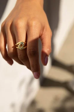 LOOPED RING