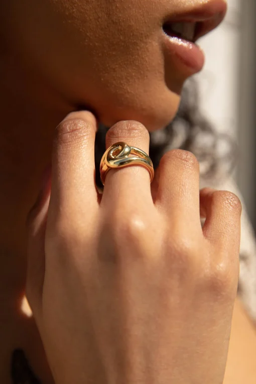 LOOPED RING