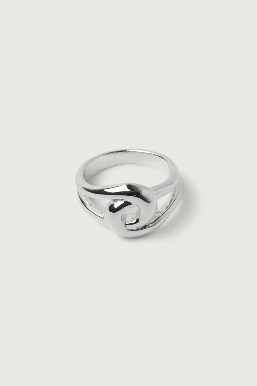 LOOPED RING