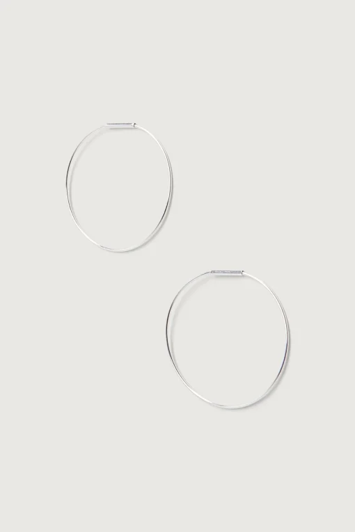 MEDIUM DAINTY HOOP