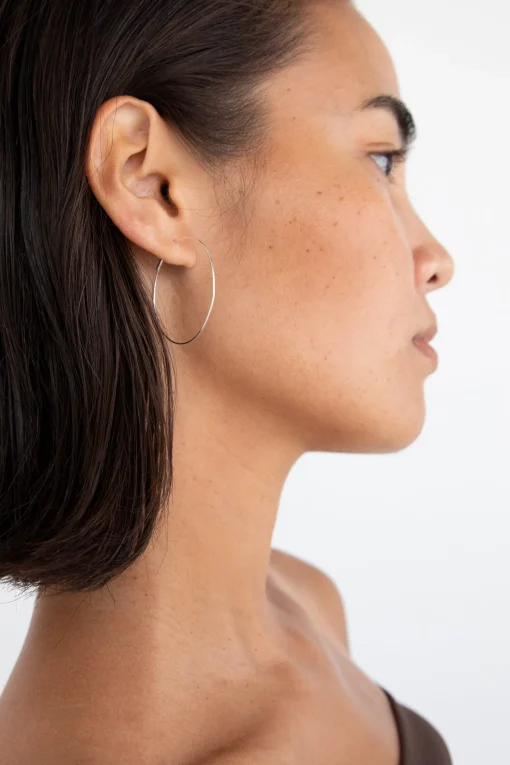 MEDIUM DAINTY HOOP
