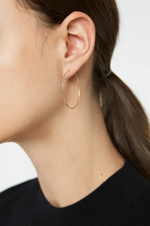 MEDIUM DAINTY HOOP