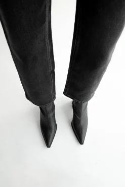 OAK ESSENTIAL STRAIGHT LEG HIGH-RISE JEAN