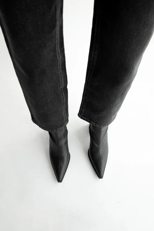 OAK ESSENTIAL STRAIGHT LEG HIGH-RISE JEAN