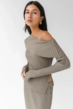 OFF THE SHOULDER LONG SLEEVE TOP