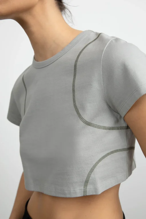 ORGANIC COTTON CROPPED TEE WITH STITCHING