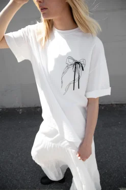 OVERSIZED T-SHIRT WITH BOW GRAPHIC