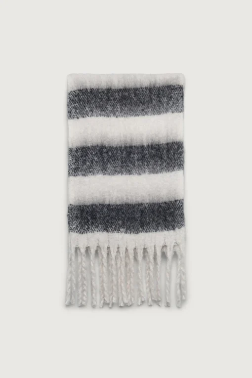 PATTERNED SCARF WITH TASSELS