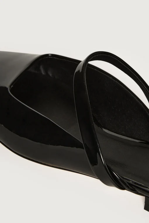POINTED TOE FLAT