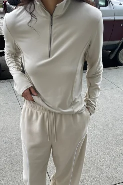 QUARTER ZIP SLEEVE TOP