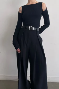 RIBBED SHOULDER CUTOUT SWEATER