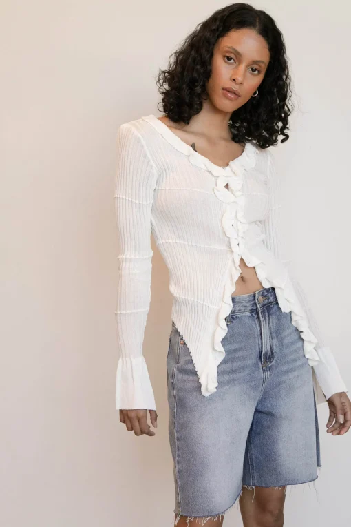 RUFFLED V-NECK LONG SLEEVE TOP
