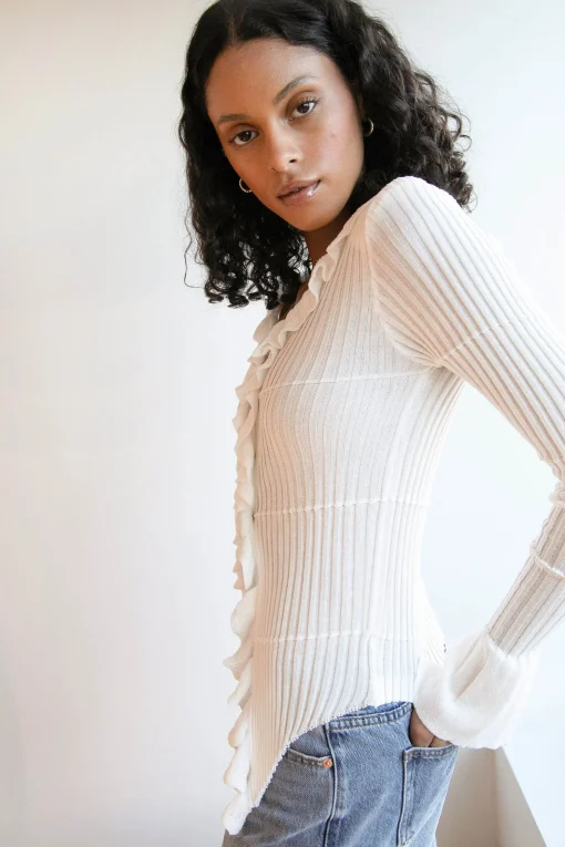 RUFFLED V-NECK LONG SLEEVE TOP
