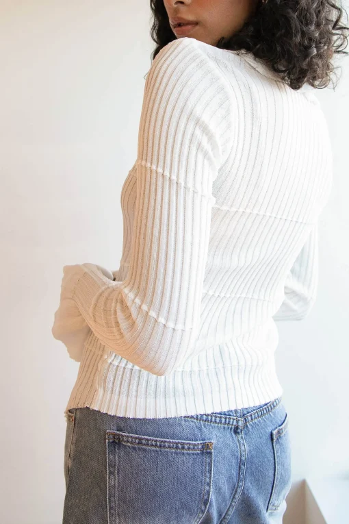 RUFFLED V-NECK LONG SLEEVE TOP