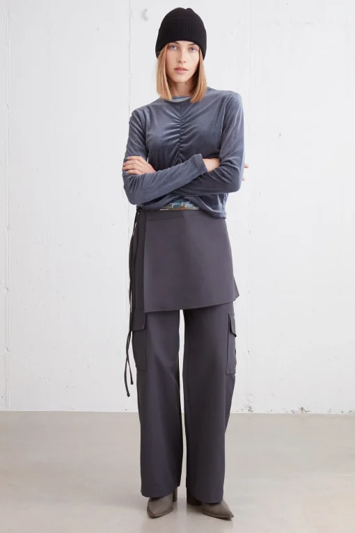 SHINY TOP WITH FRONT GATHER DETAIL