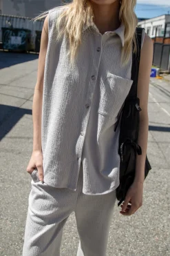 SLEEVELESS OVERSIZED KNIT SHIRT