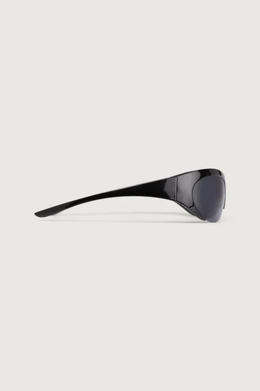 SPORTY SUNGLASSES