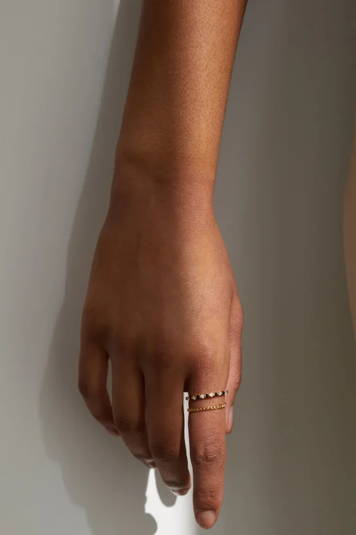 STERLING SILVER RING WITH STONE DETAIL