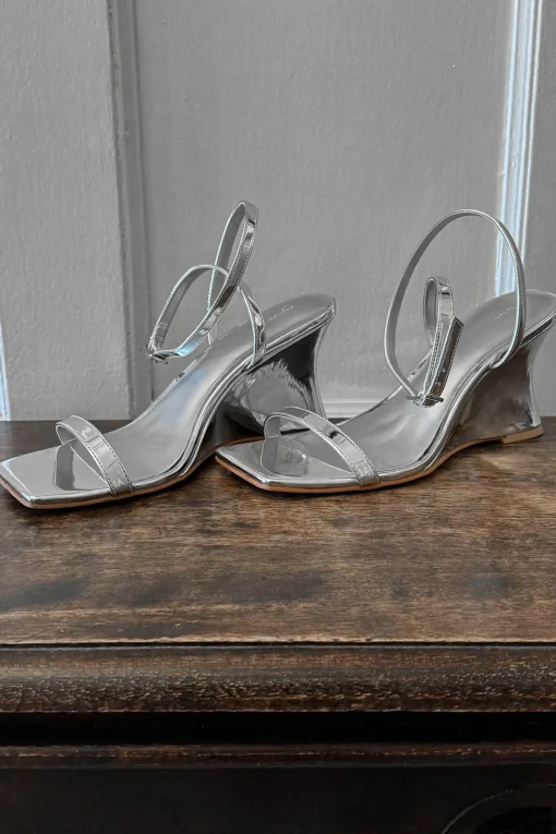 STRAPPY WEDGE SANDAL