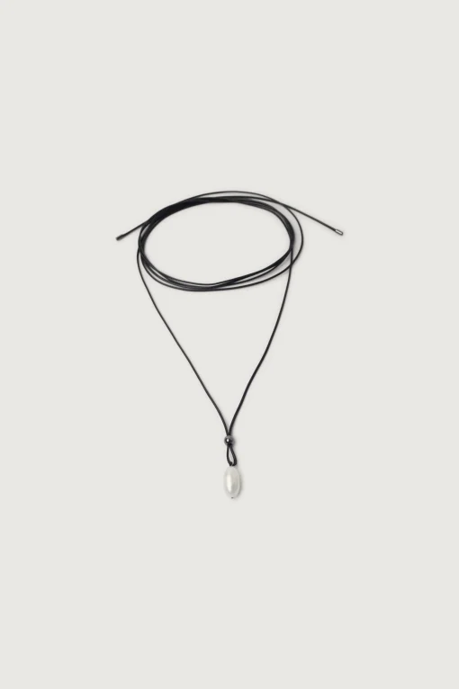 STRING NECKLACE WITH PENDANT