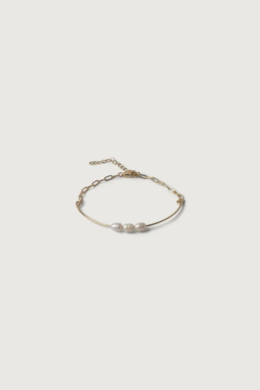 THREE NATURAL PEARL BRACELET