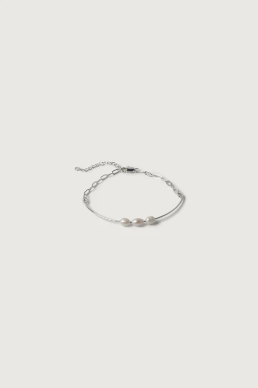 THREE NATURAL PEARL BRACELET
